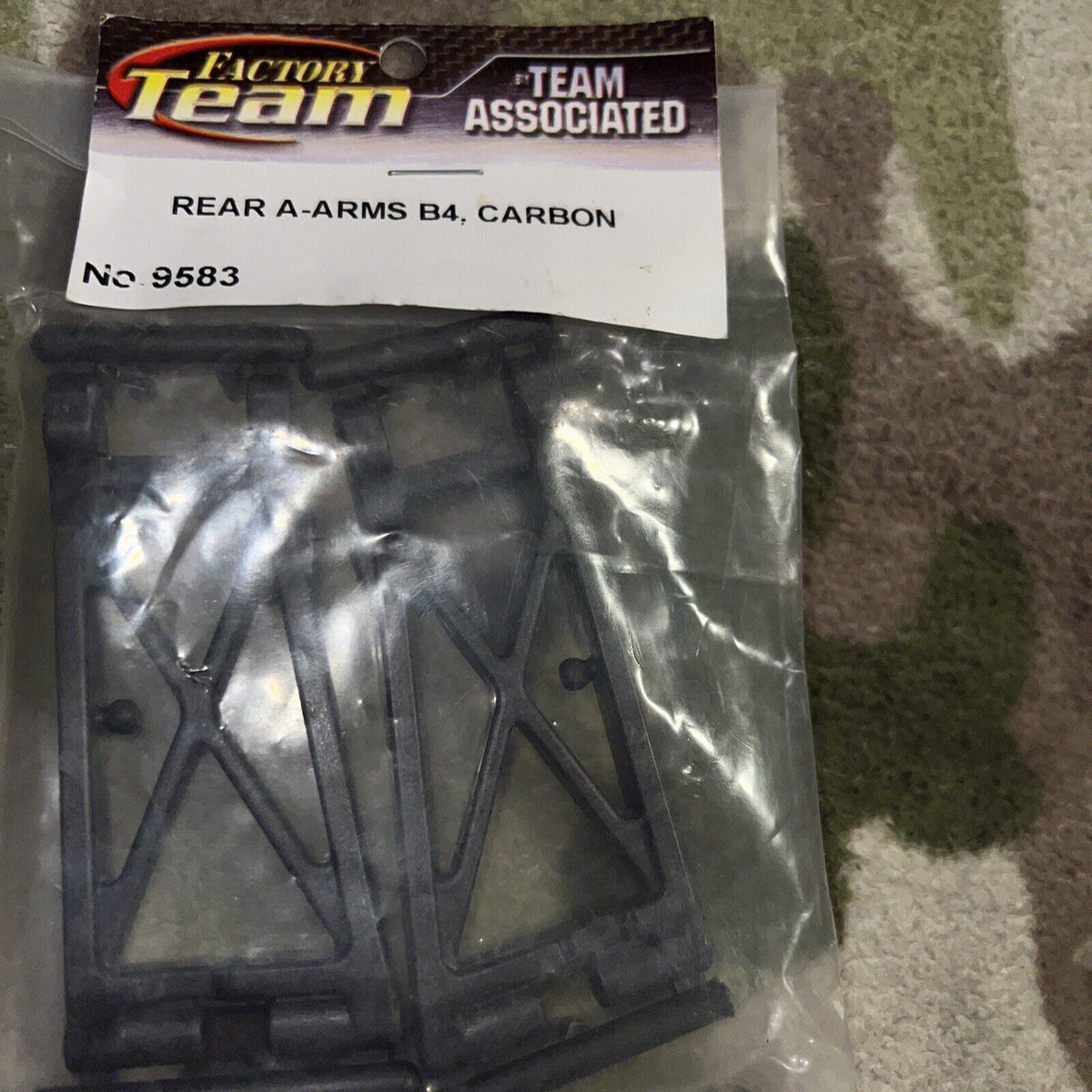 Team Associated 9583 Rear A-arms B4 carbon ASC9583